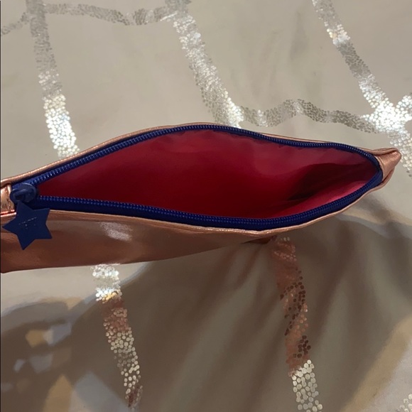 3/10$ 🛍 Metallic make up bag - Picture 2 of 3